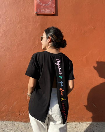 Camiseta Negra Cruzada Lo que Diga El Corazon