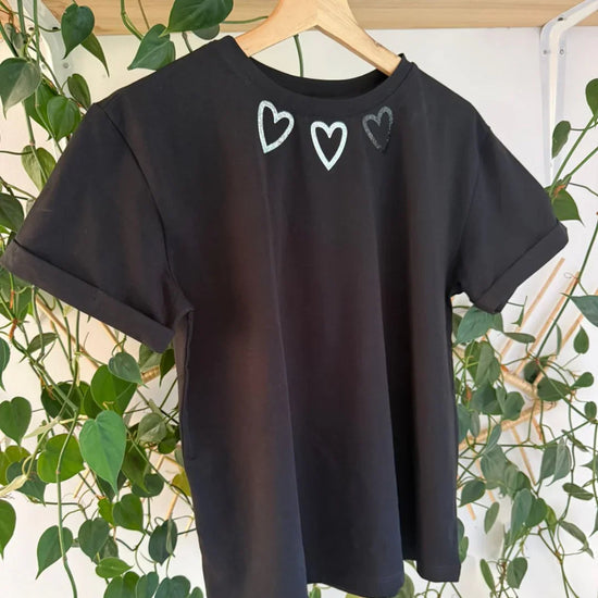 Camiseta Negra Corazones Brillo - Gracies