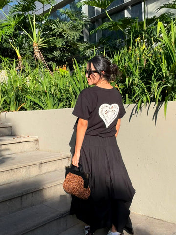 Camiseta Negra Hilos del Corazón