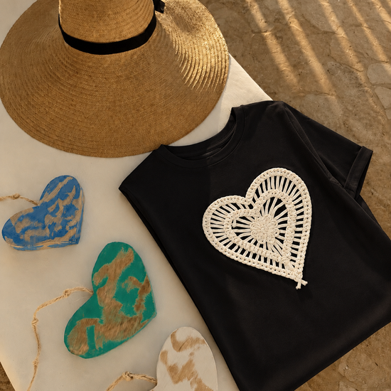 Camiseta Negra Hilos del Corazón 