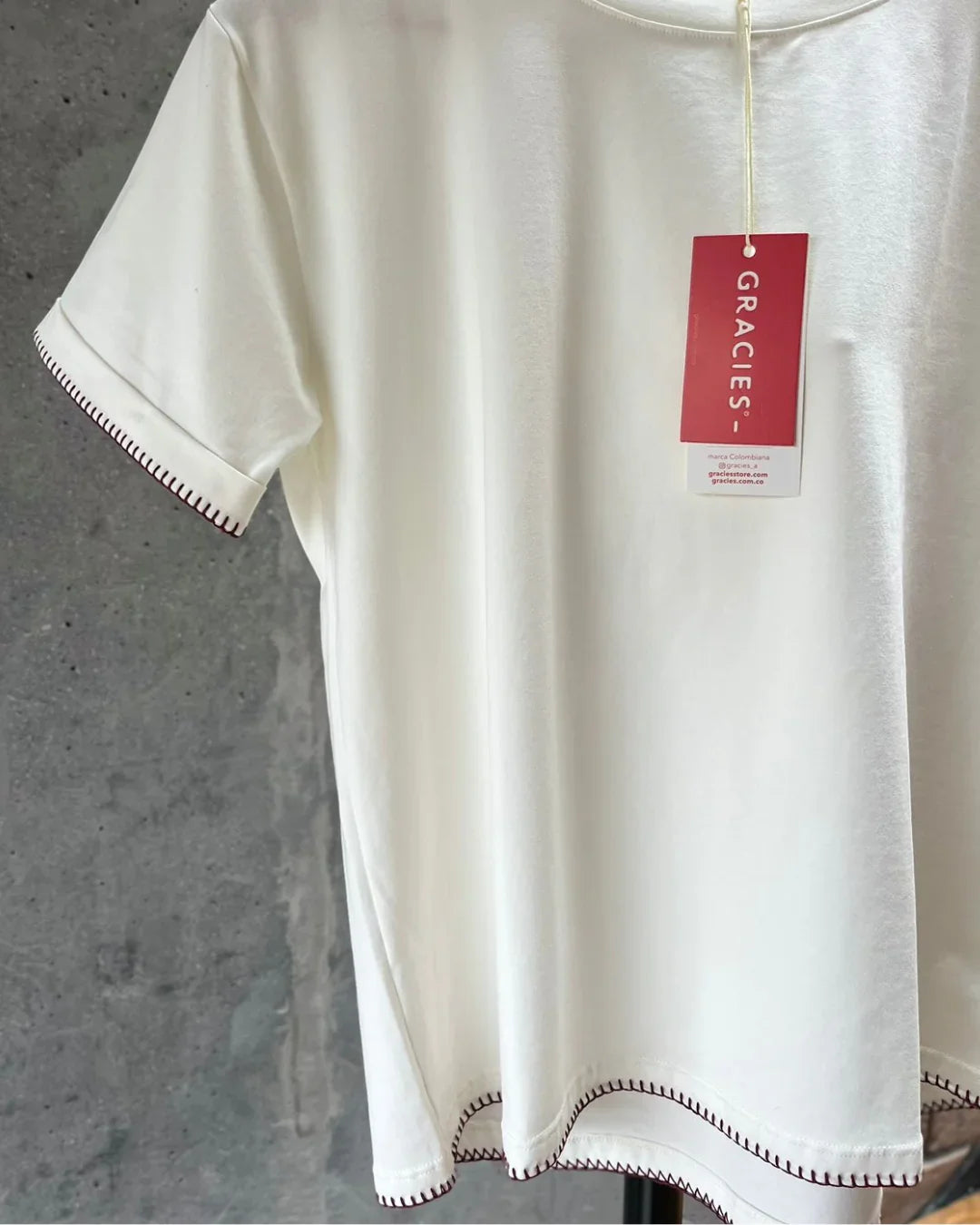 Camiseta Básica Borde Vinotinto - Gracies