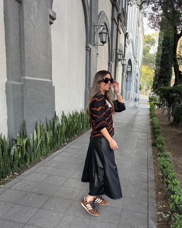 Falda Midi Efecto Cuero Negra