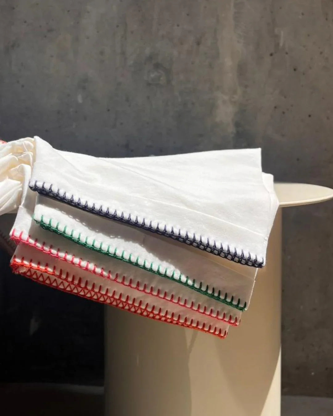 Camiseta Básica Bordada azul - Gracies