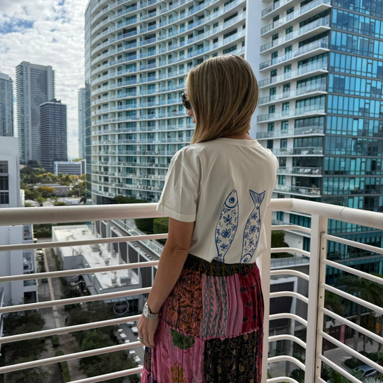Camiseta para mujer blanca de gracies, ideal para combinar con una falda o un jean.