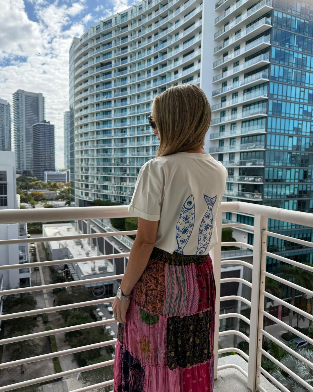 Camiseta para mujer blanca de gracies, ideal para combinar con una falda o un jean.