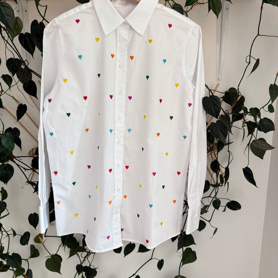 camisa en algodon con mini corazoes bordados