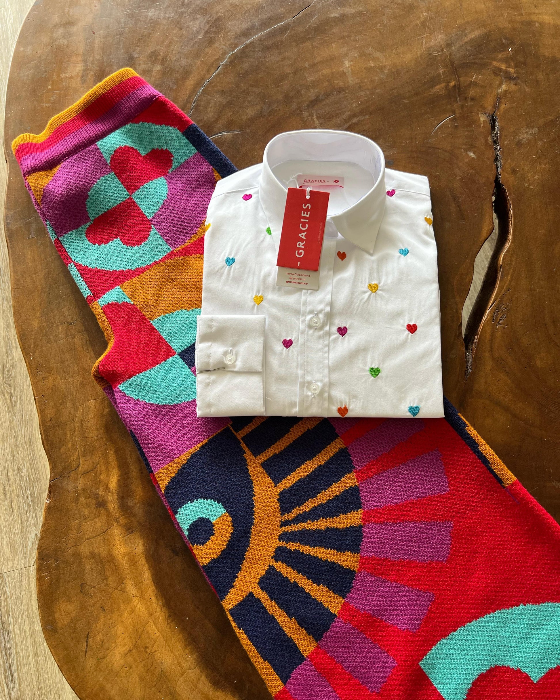 camisa en algodon con mini corazoes bordados