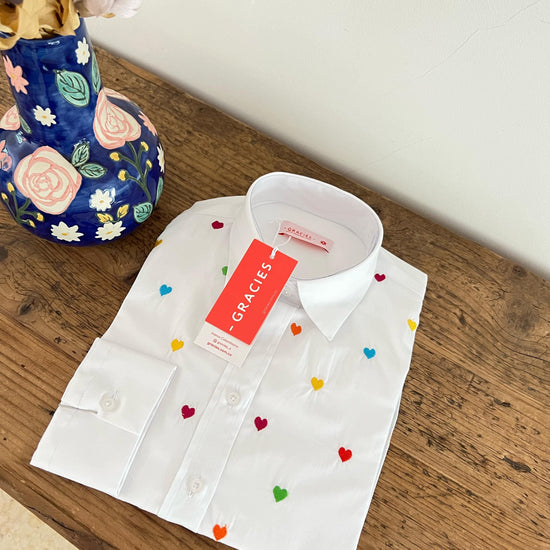 camisa en algodon con mini corazoes bordados