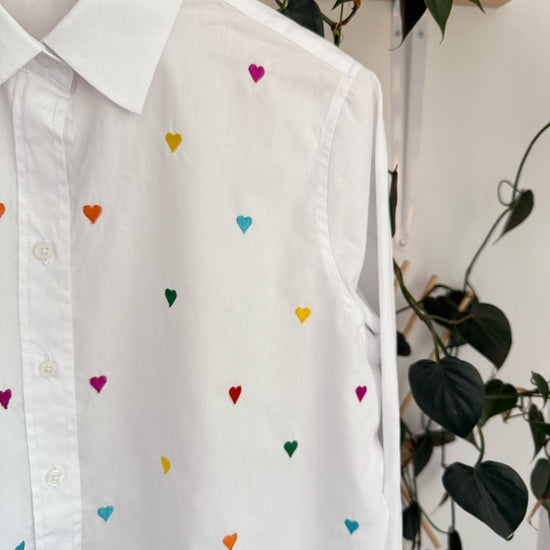 camisa en algodon con mini corazoes bordados