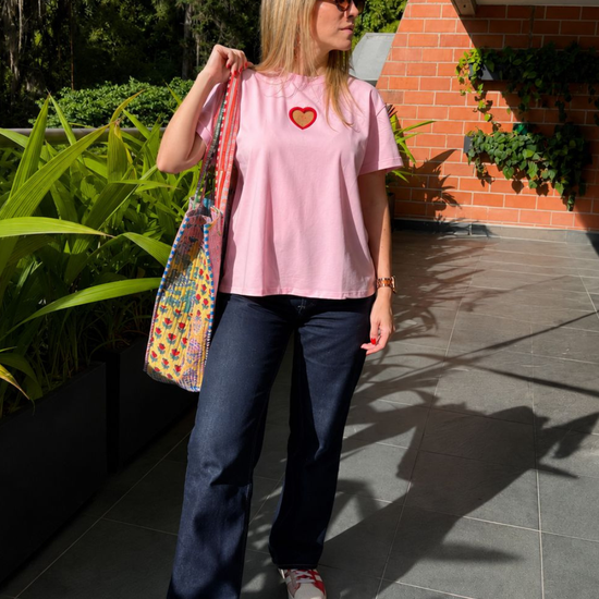 Camiseta Rosada Llueven Corazones 