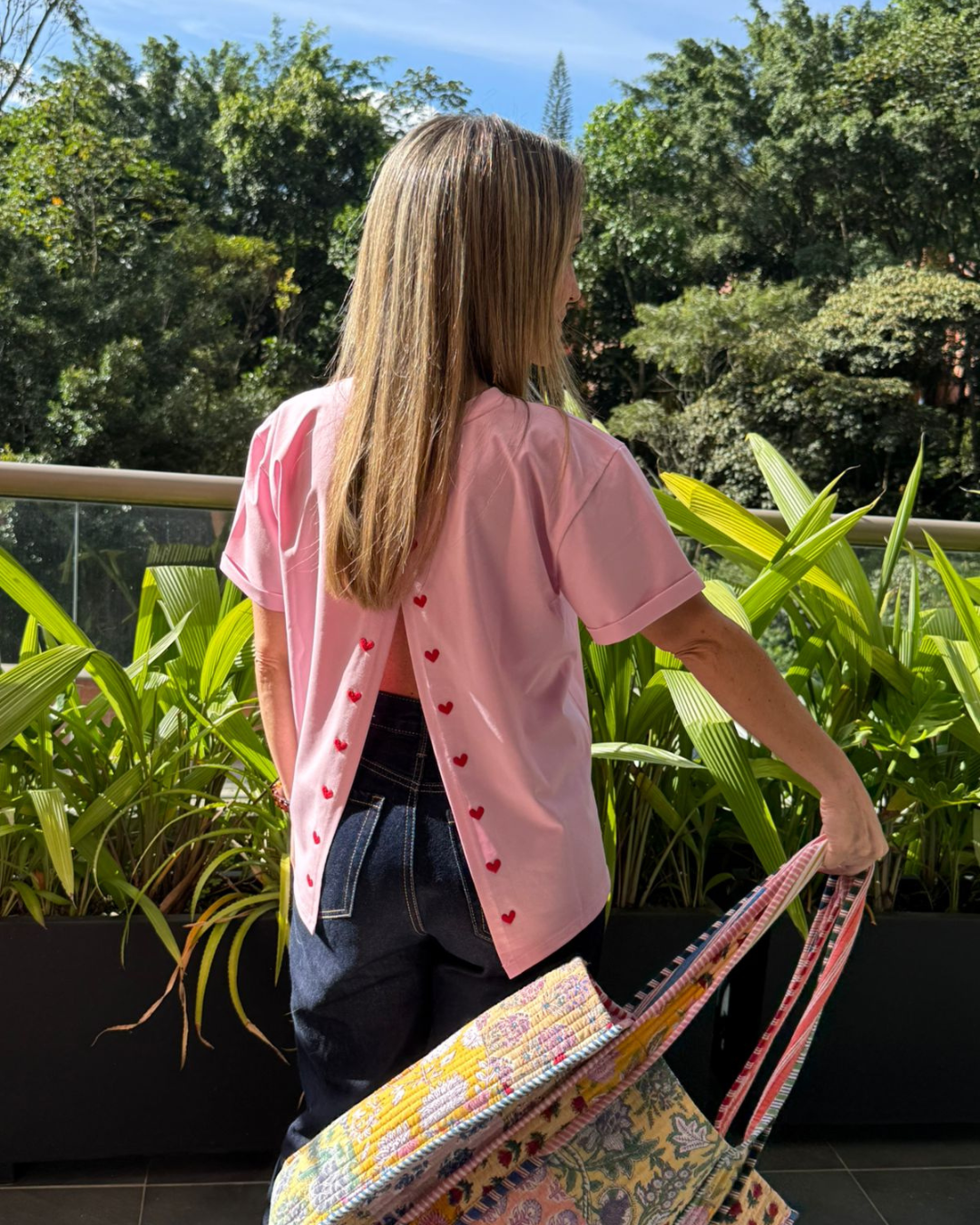 Camiseta Rosada Llueven Corazones 