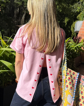 Camiseta Rosada Llueven Corazones 